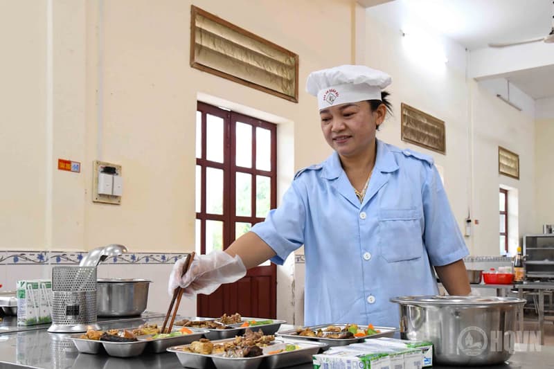 Chị nuôi quân đảm đang, tận tụy