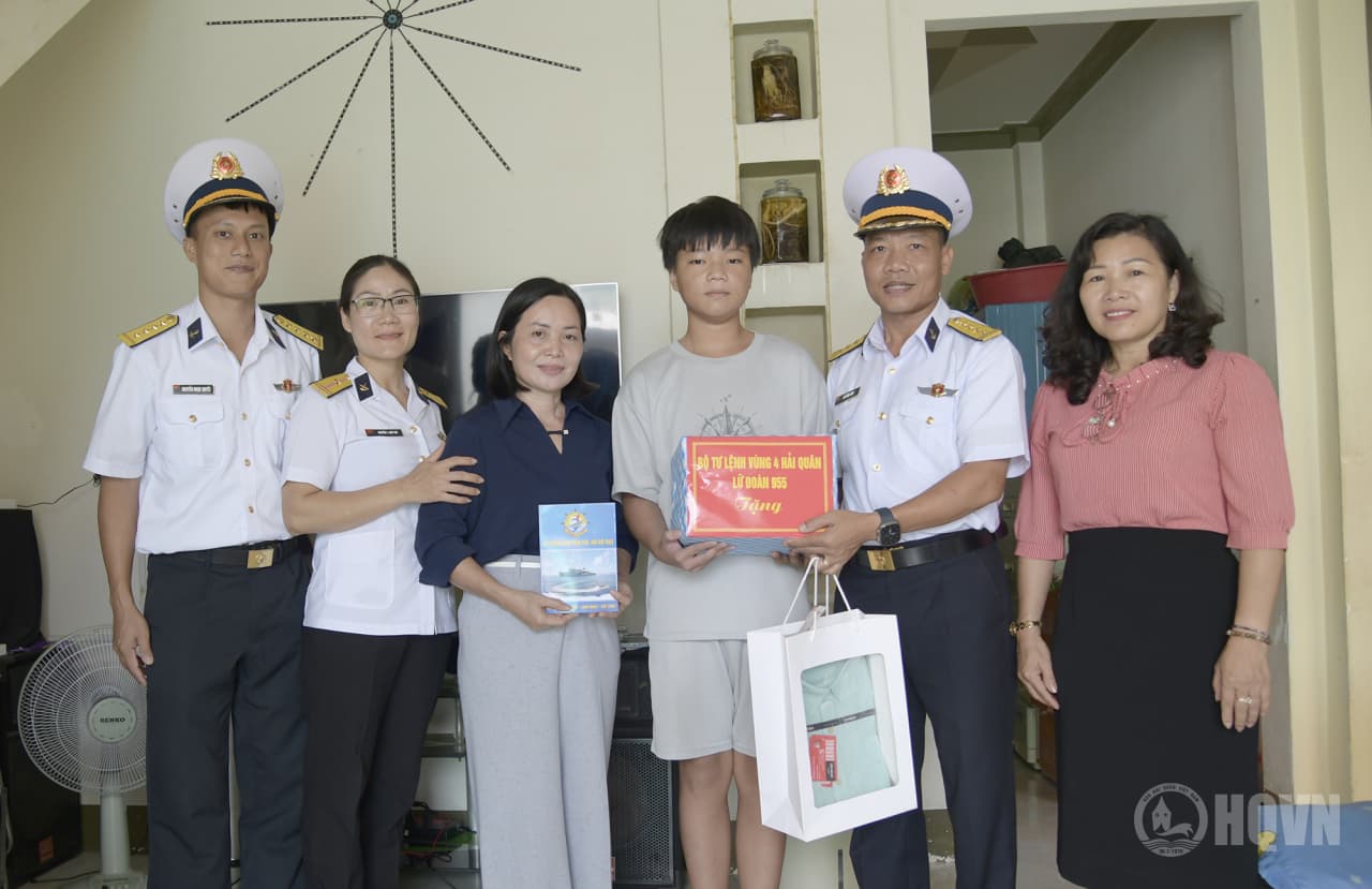Lữ đoàn 955 tặng quà con ngư dân và con quân nhân nhân dịp năm học mới