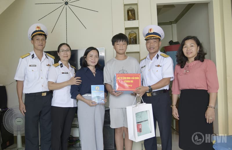 Lữ đoàn 955 tặng quà con ngư dân và con quân nhân nhân dịp năm học mới