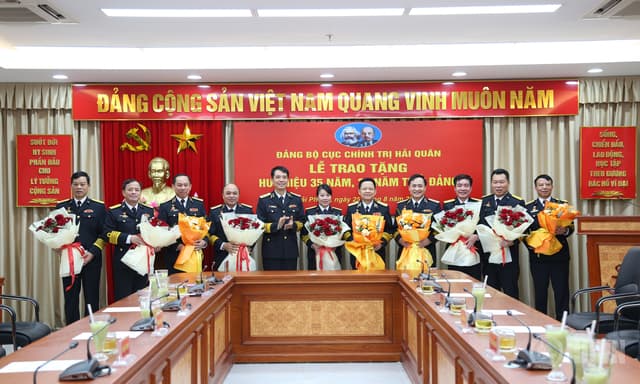 Đảng ủy Cục Chính trị tổ chức trao tặng Huy hiệu 35 năm và 30 năm tuổi Đảng