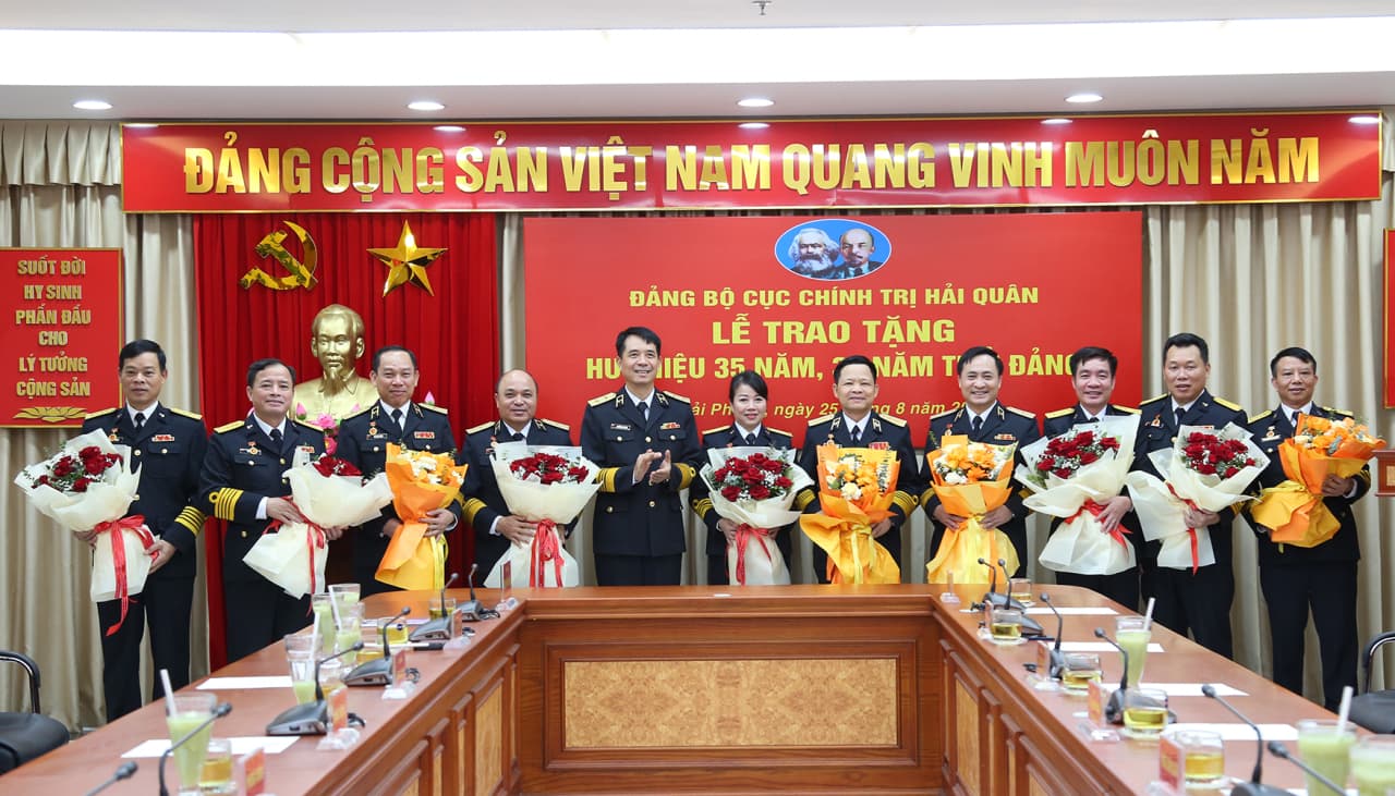 Đảng ủy Cục Chính trị tổ chức trao tặng Huy hiệu 35 năm và 30 năm tuổi Đảng