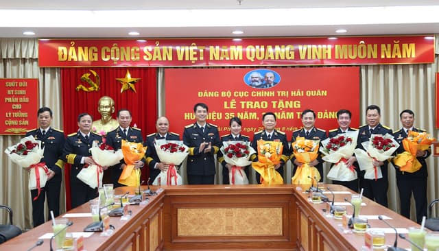 Đảng ủy Cục Chính trị tổ chức trao tặng Huy hiệu 35 năm và 30 năm tuổi Đảng
