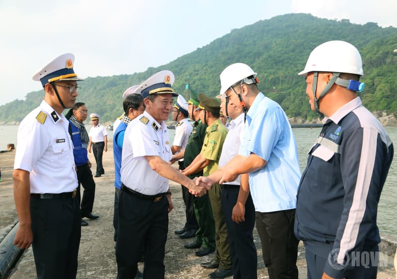 Mang nghĩa tình của thành phố mang tên Bác đến với quân dân đảo Hòn Khoai, Hòn Chuối