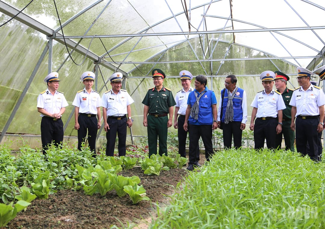 Đoàn công tác TP Hồ Chí Minh tiếp tục hành trình đến với đảo Thổ Chu