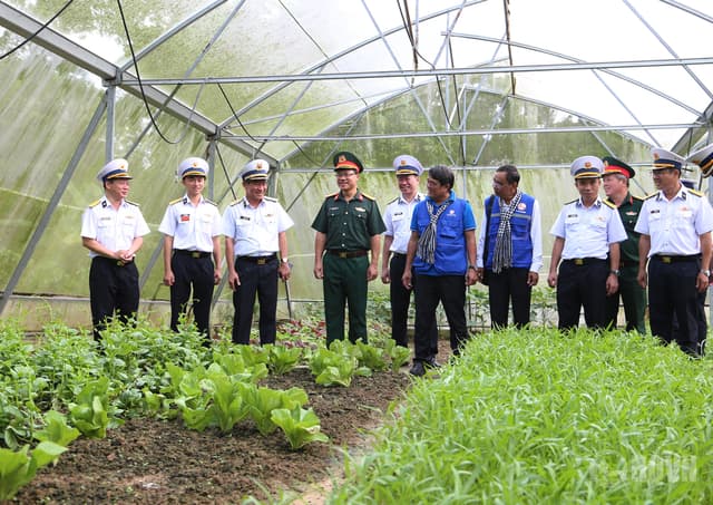 Đoàn công tác TP Hồ Chí Minh tiếp tục hành trình đến với đảo Thổ Chu