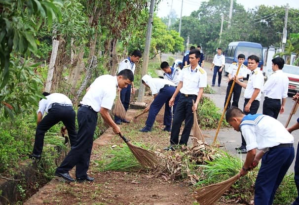 Lữ đoàn 171: Lao động giúp dân, tặng quà các gia đình chính sách