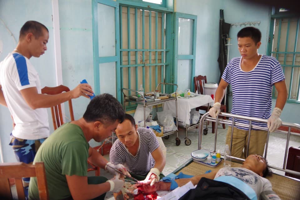 Bệnh xá đảo Sơn Ca cấp cứu kịp thời ngư dân bị tai nạn trên biển