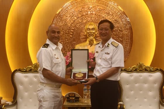 Tùy viên Quân sự Hải quân, Không quân cũ và mới của Cu Ba: Chào và ra mắt thủ trưởng Bộ Tư lệnh Hải quân