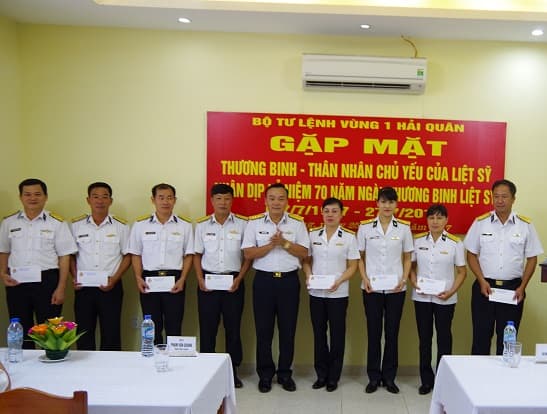 Vùng 1 Hải quân: Tặng 70 suất quà đến các gia đình chính sách trên địa bàn đóng quân