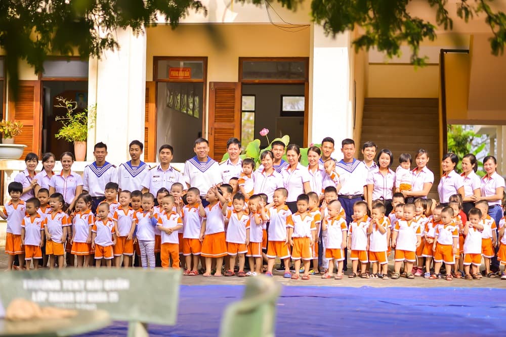 Cô, trò Trường Mầm non Việt Hàn và Trường Tiểu học Nguyễn Chí Thanh thăm Trung đoàn 251 Vùng 2 Hải quân