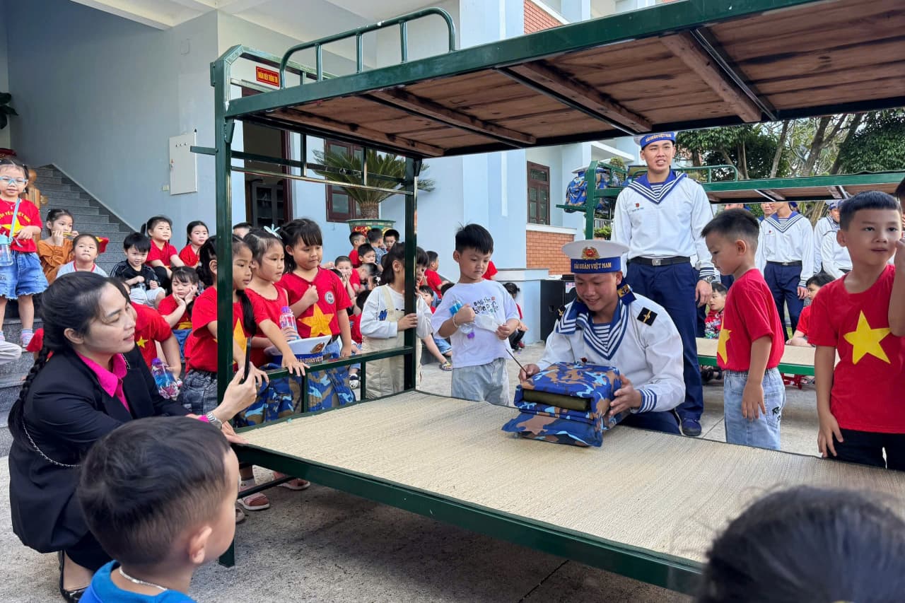 Thiếu nhi Trường Mầm non Cam Nghĩa trải nghiệm môi trường quân đội