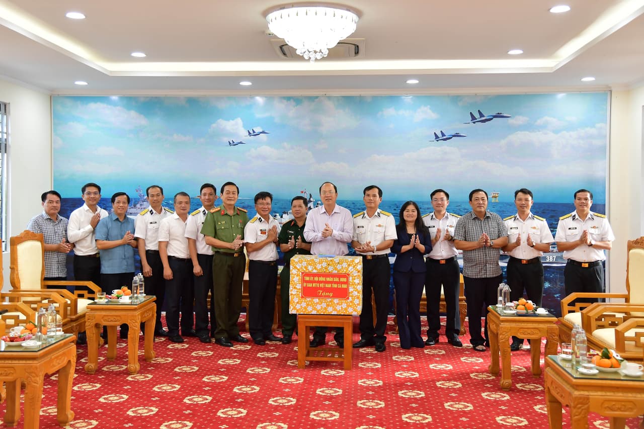 Bí thư Tỉnh ủy Cà Mau thăm, làm việc tại Lữ đoàn 175