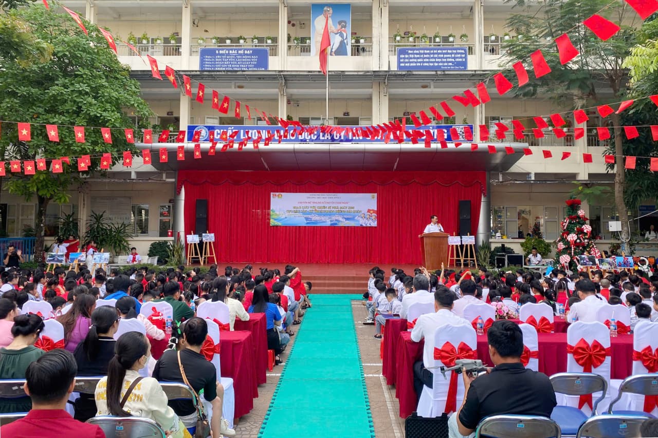 Nhà máy X55 tuyên truyền biển đảo cho hơn 1.000 học sinh tại TP. Cần Thơ