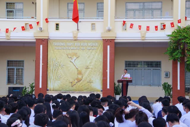 Nhà máy X55 tuyên truyền biển đảo cho gần 1.000 học sinh tại TP. Cần Thơ