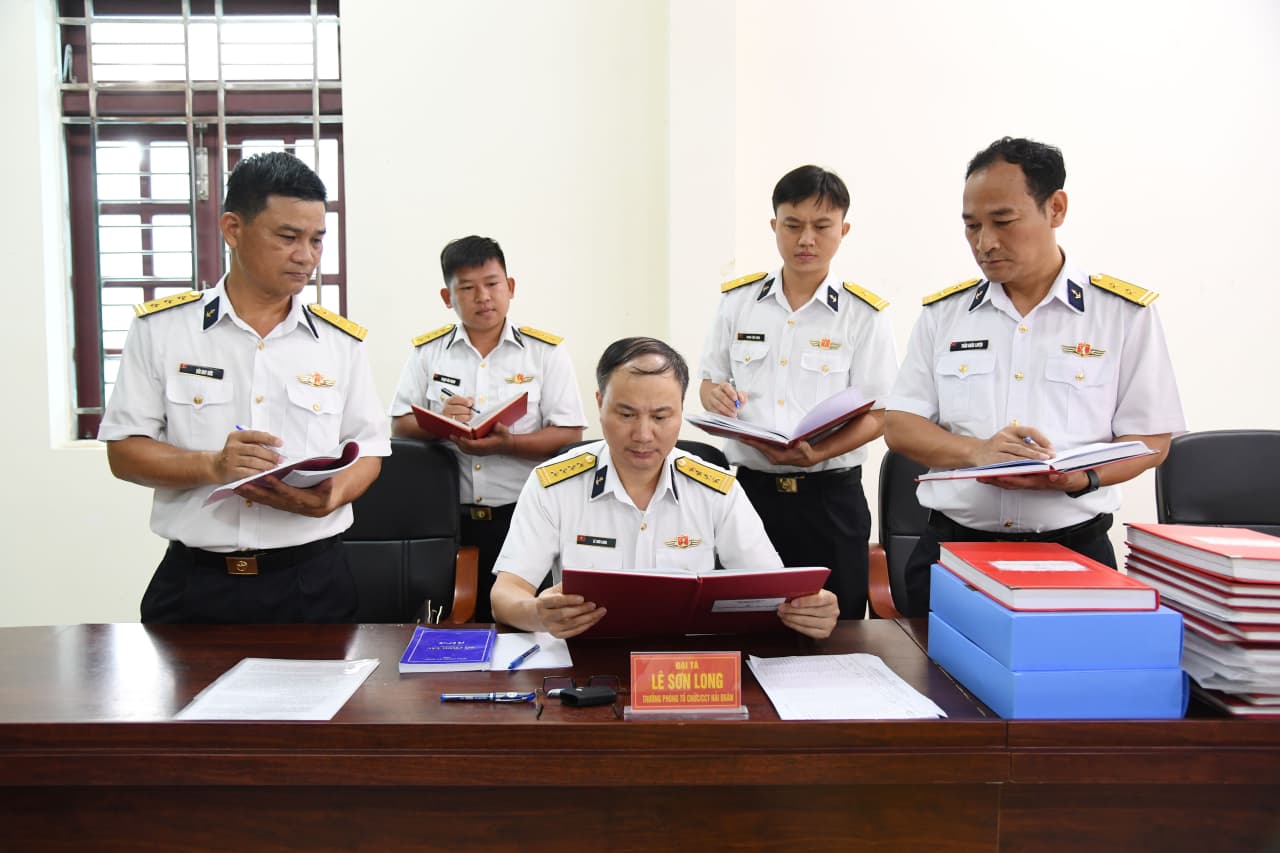 Cục Chính trị nắm tình hình tại Vùng 5 Hải quân