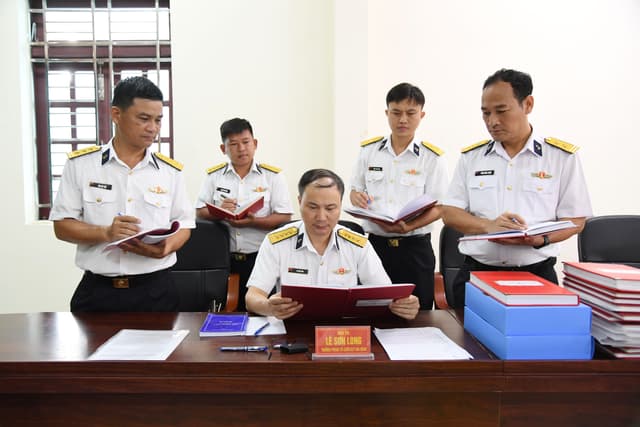 Cục Chính trị nắm tình hình tại Vùng 5 Hải quân