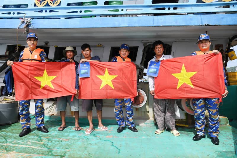 Lữ đoàn 127 tuyên truyền chống khai thác hải sản bất hợp pháp cho ngư dân