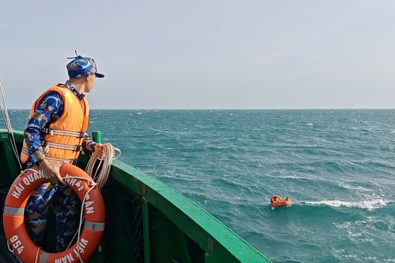 Vùng 5 Hải quân kịp thời cứu vớt hai thuyền viên gặp nạn trên biển