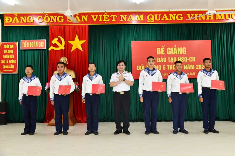 Tiểu đoàn 563 bế giảng lớp đào tạo hạ sĩ quan chỉ huy