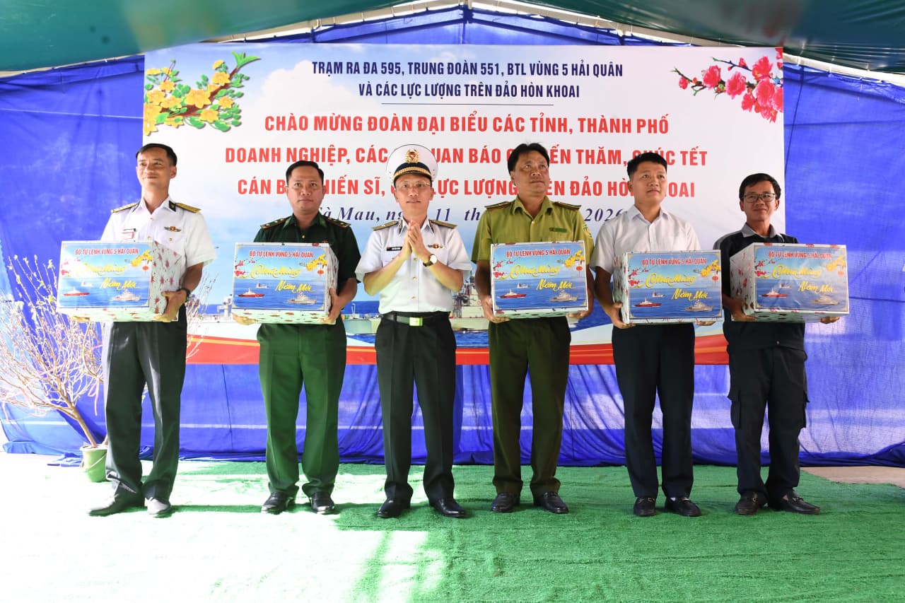 Thăm, động viên cán bộ, chiến sĩ trên đảo Hòn Khoai