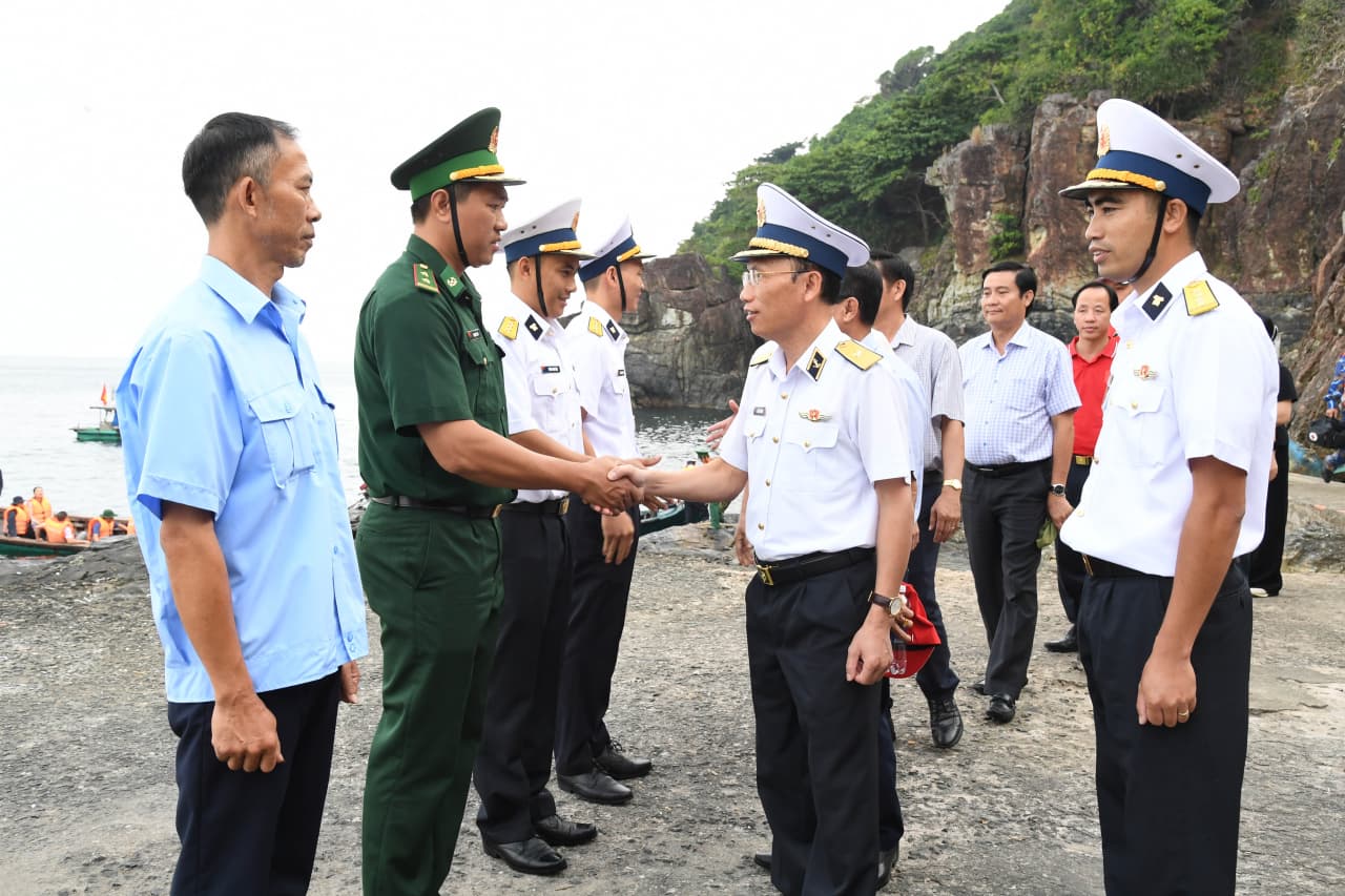 Ấm áp tình quân dân trên đảo Hòn Chuối