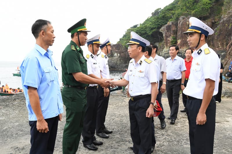 Ấm áp tình quân dân trên đảo Hòn Chuối