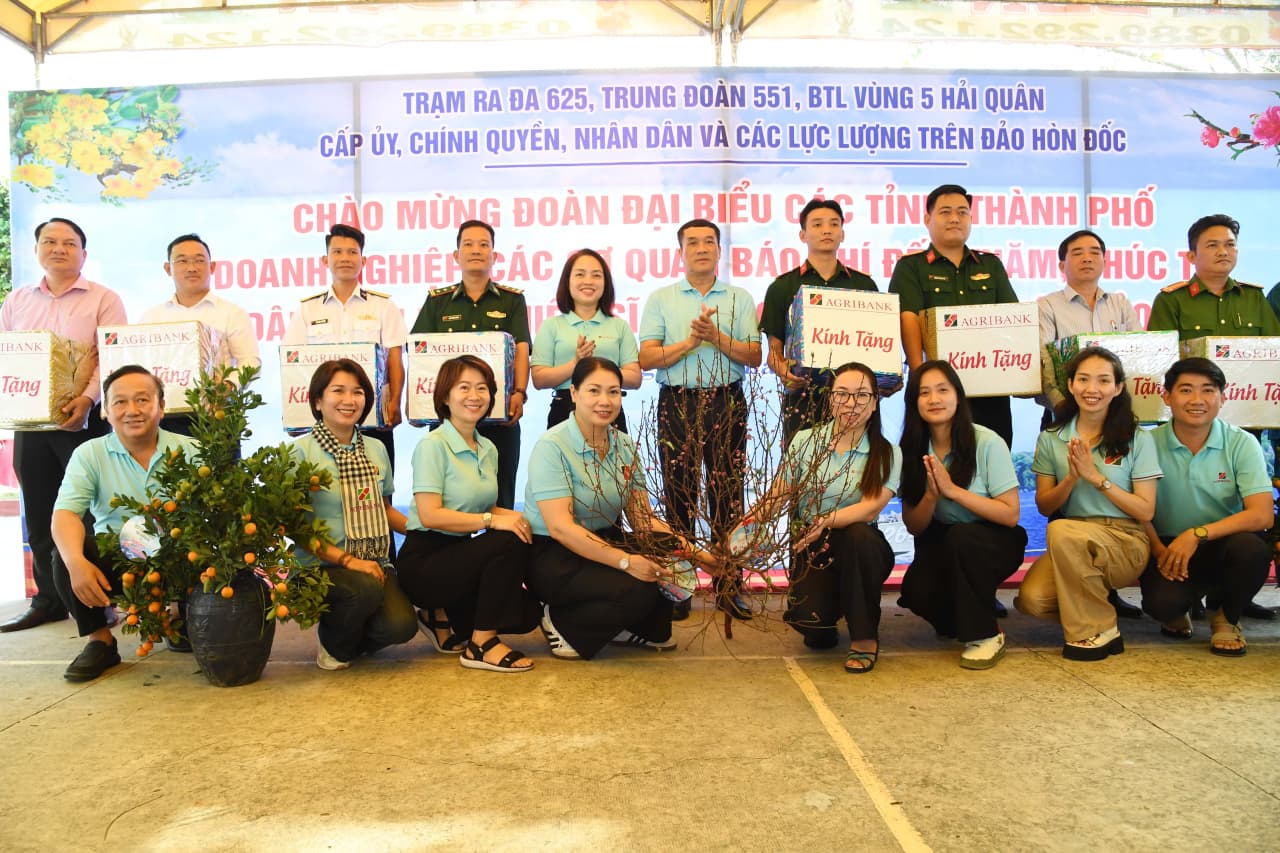 Ấm áp nghĩa tình đất liền - biển đảo tại Hòn Đốc