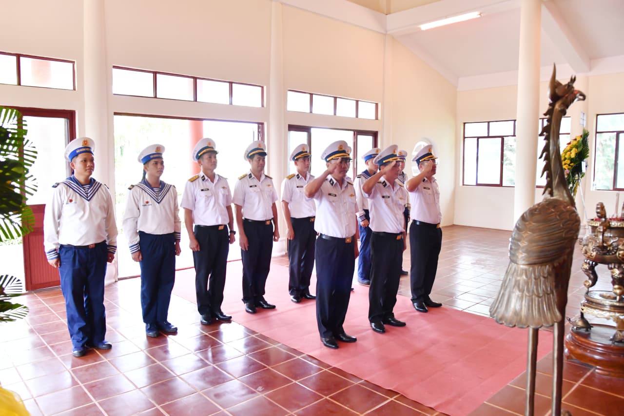 Lữ đoàn 175 dâng hương tưởng niệm Chủ tịch Hồ Chí Minh và các Anh hùng liệt sĩ