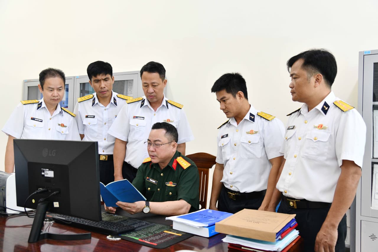 Kiểm tra công tác bảo hiểm xã hội, bảo hiểm y tế, bảo hiểm thất nghiệp tại Vùng 5 Hải quân