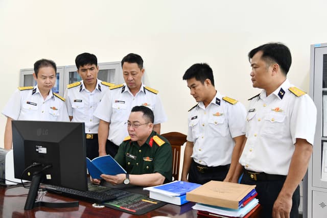 Kiểm tra công tác bảo hiểm xã hội, bảo hiểm y tế, bảo hiểm thất nghiệp tại Vùng 5 Hải quân