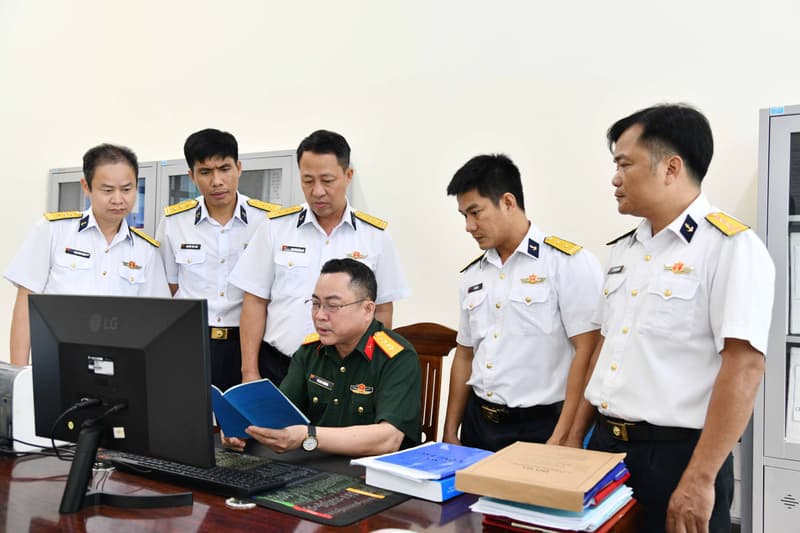 Kiểm tra công tác bảo hiểm xã hội, bảo hiểm y tế, bảo hiểm thất nghiệp tại Vùng 5 Hải quân