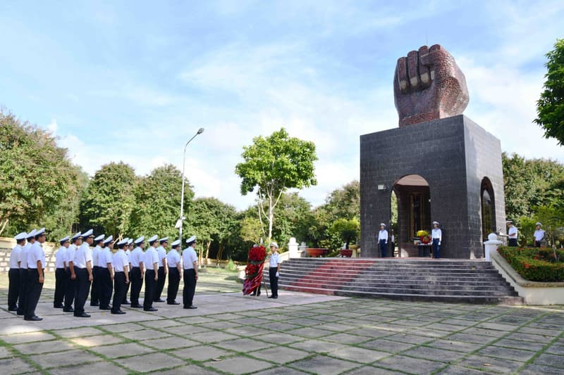 Bộ Tư lệnh Vùng 5 Hải quân dâng hương tưởng niệm Chủ tịch Hồ Chí Minh và các Anh hùng liệt sĩ