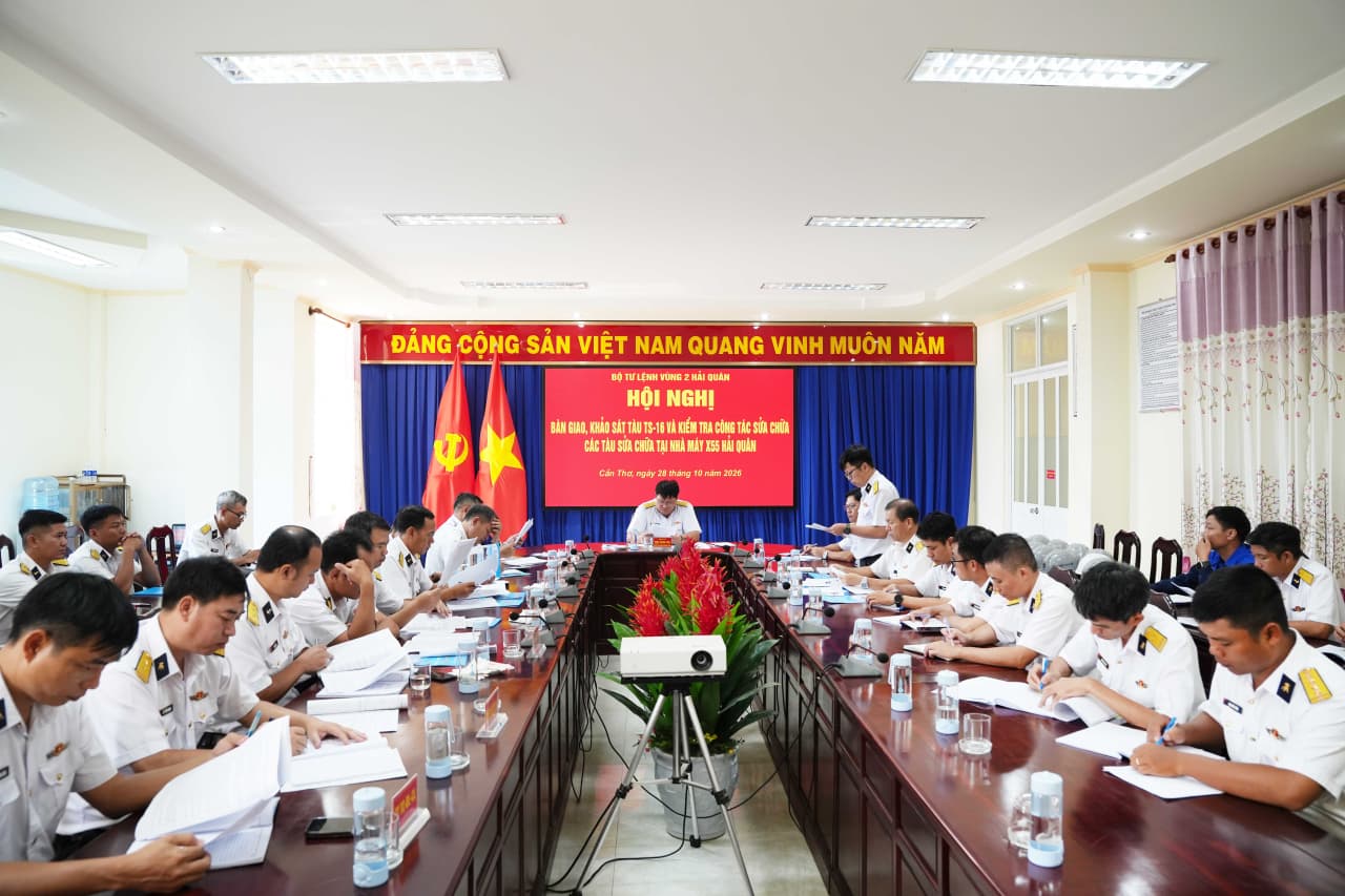 Vùng 2 Hải quân kiểm tra tiến độ sửa chữa tàu tại Nhà máy X55