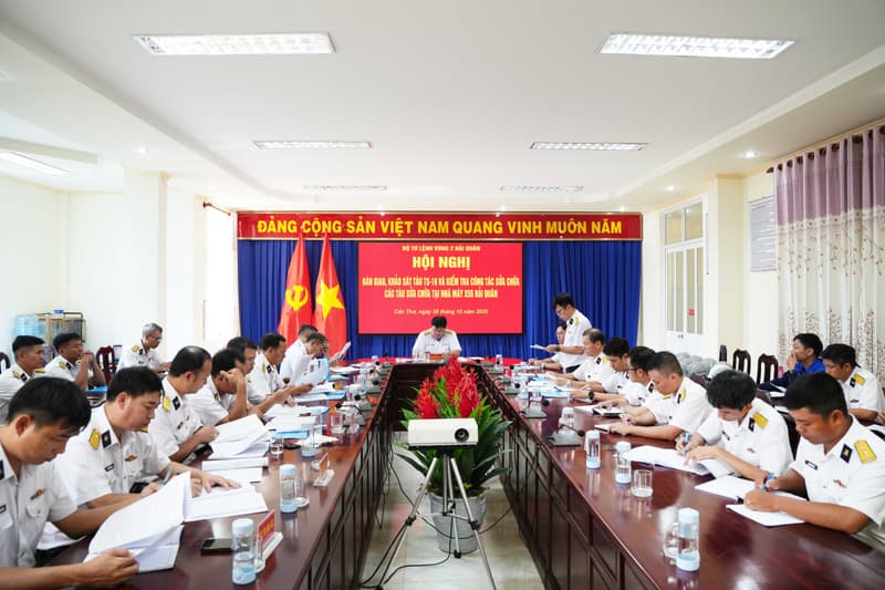 Vùng 2 Hải quân kiểm tra tiến độ sửa chữa tàu tại Nhà máy X55