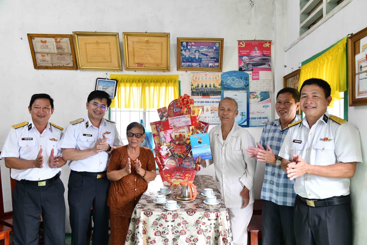 THẮM TÌNH QUÂN DÂN TRÊN ĐẢO NGỌC