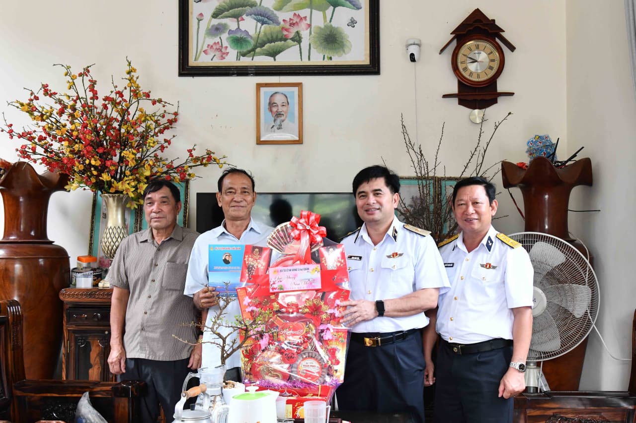 Bộ Tư lệnh Vùng 5 Hải quân thăm, tặng quà các gia đình chính sách