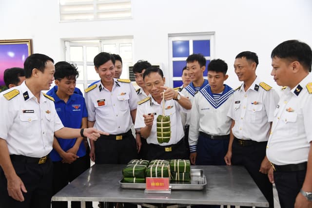 Vùng 5 Hải quân: Sôi nổi Hội thi gói bánh chưng, gói giò Tết Bính Ngọ 2026