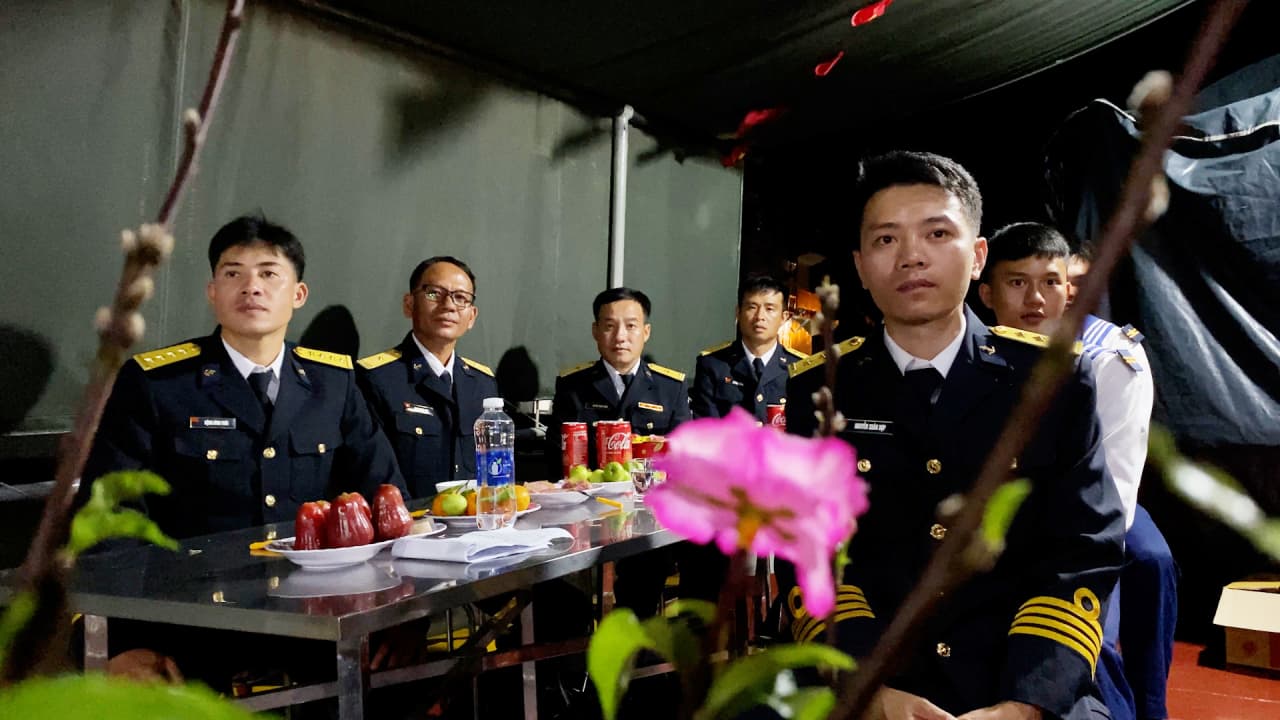 Cán bộ, chiến sĩ Tàu 251 (Vùng 5 Hải quân) nghe Chủ tịch nước Lương Cường chúc Tết Bính Ngọ 2026