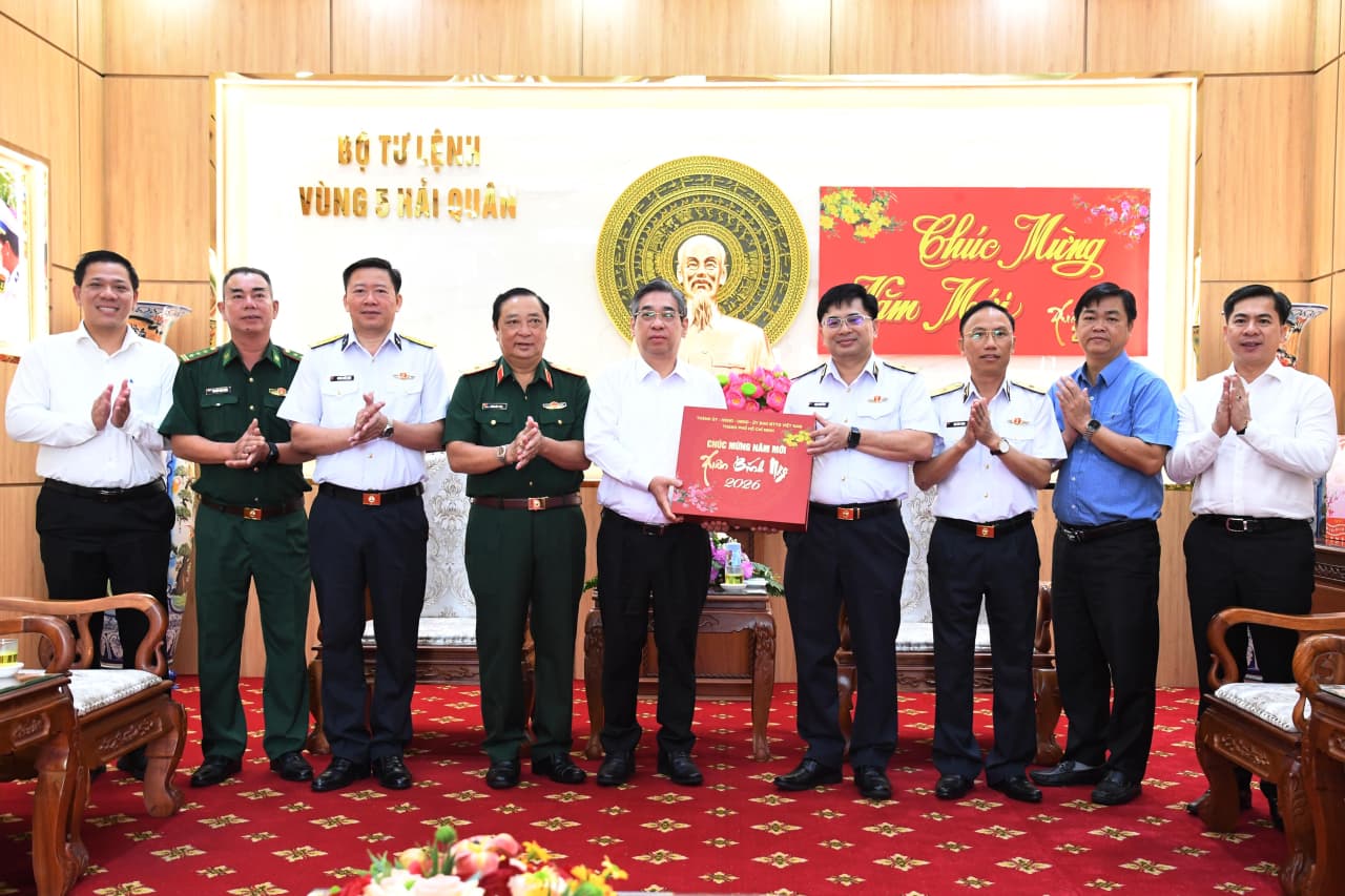 Đoàn công tác TP. Hồ Chí Minh và Quân chủng Hải quân thăm, chúc Tết Bộ Tư lệnh Vùng 5 Hải quân