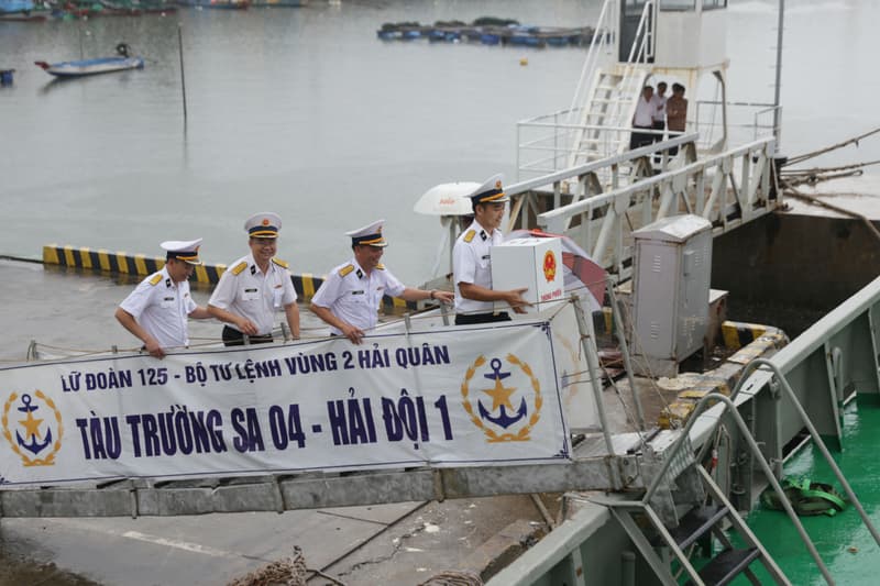 Mang lá phiếu ra nhà giàn