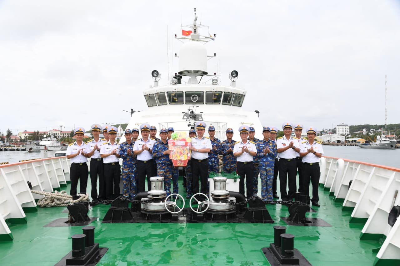 Bộ Tư lệnh Vùng 5 Hải quân chúc Tết cán bộ, chiến sĩ Tàu 924