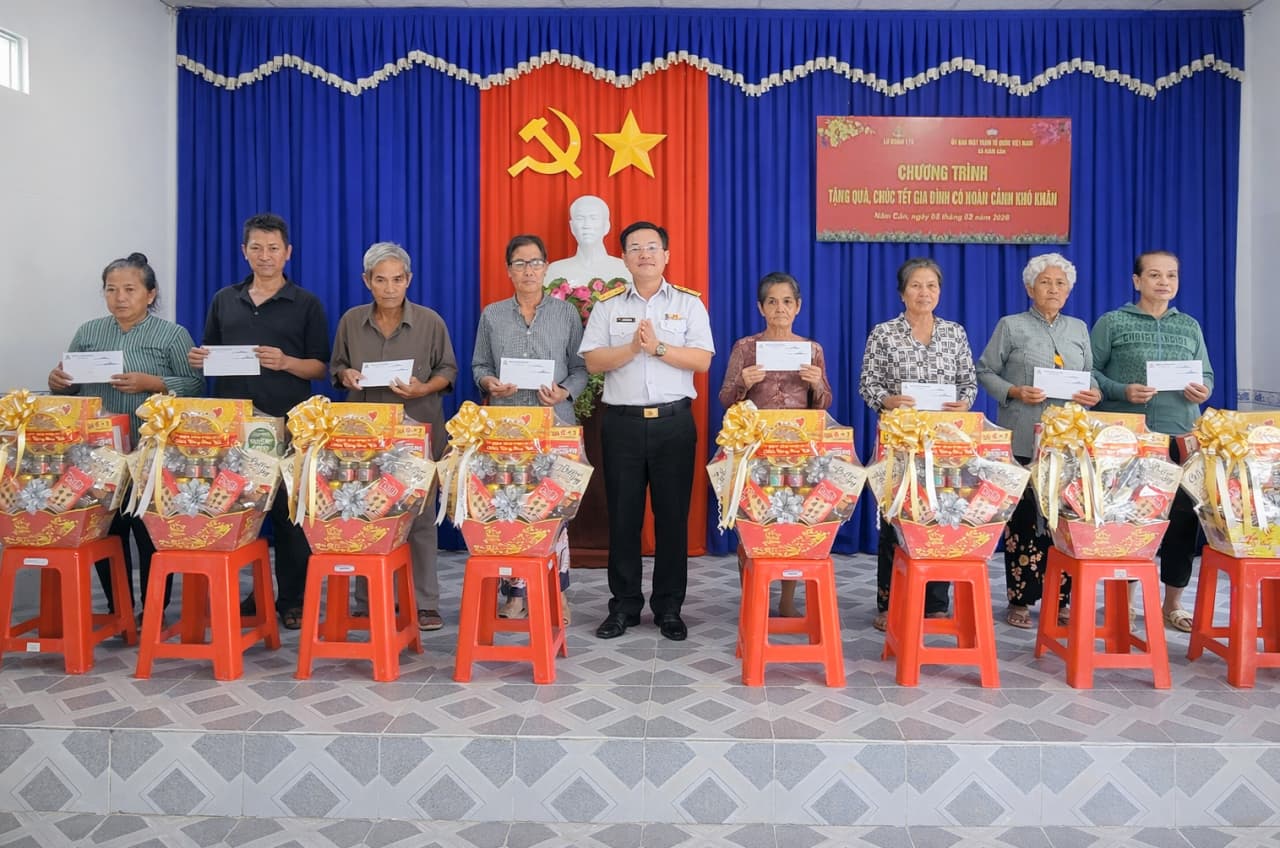 Lữ đoàn 175 tặng quà các gia đình có hoàn cảnh khó khăn