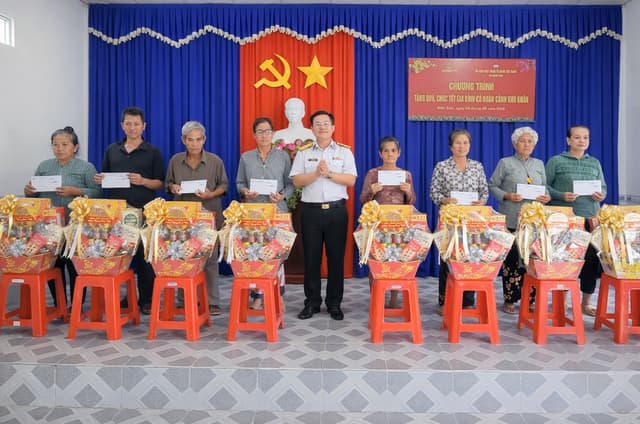 Lữ đoàn 175 tặng quà các gia đình có hoàn cảnh khó khăn