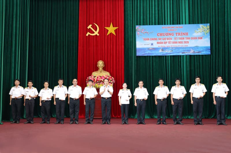 Lữ đoàn 127 tổ chức chương trình “Xuân chung tay giữ biển - Tết thắm tình quân dân”