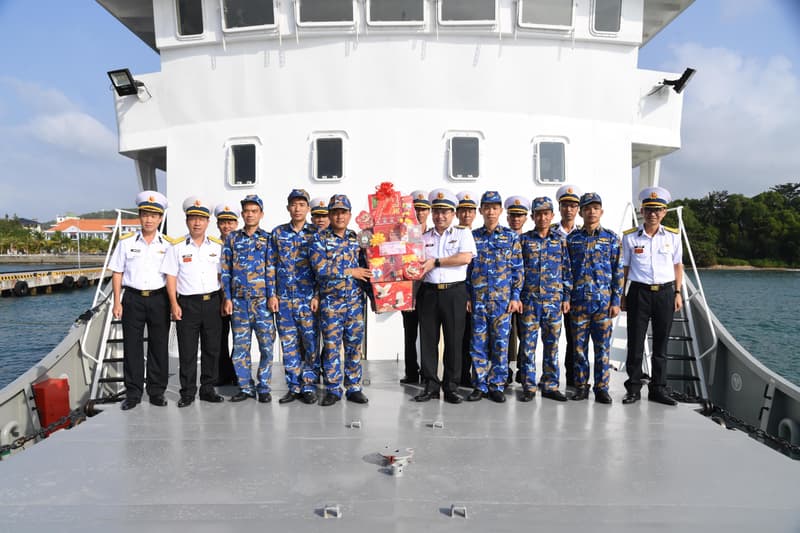 Tư lệnh Vùng 5 Hải quân chúc Tết cán bộ, chiến sĩ Tàu 627