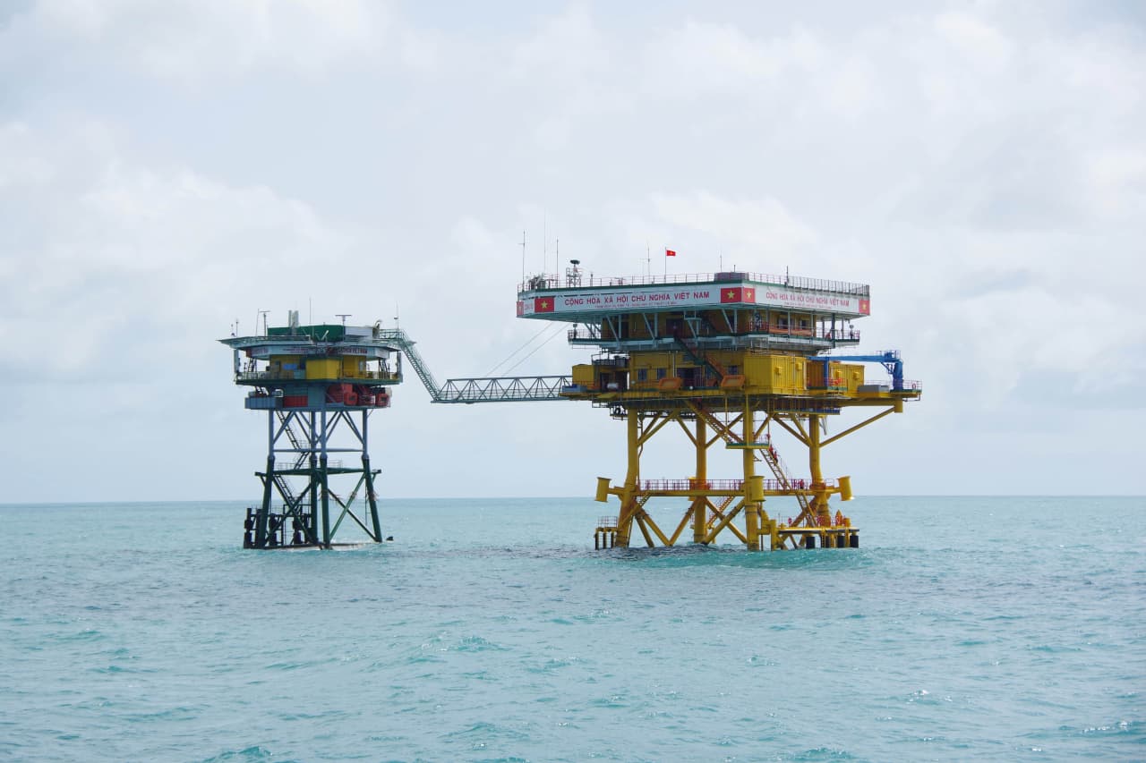 Nhà giàn DK1/10 vững vàng canh trực ngày bầu cử