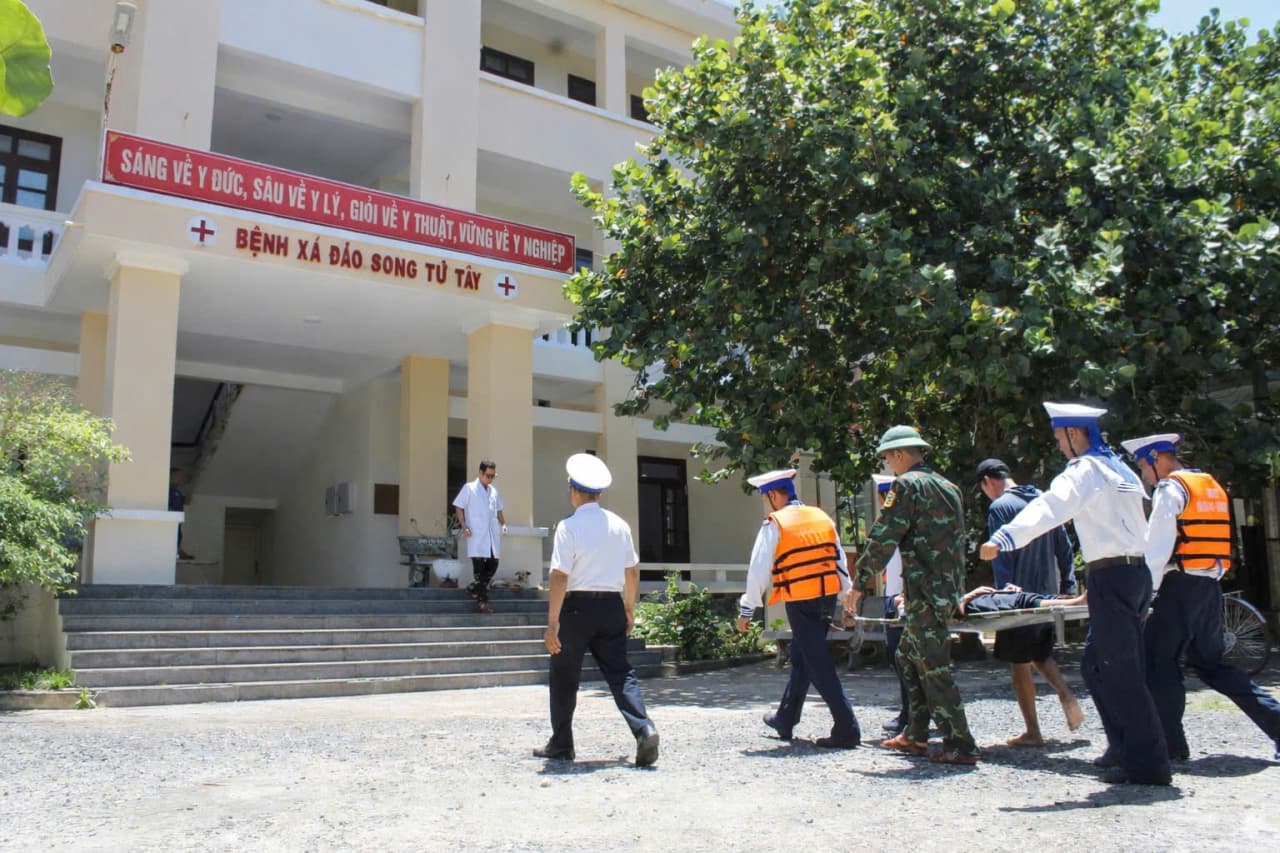 Bệnh xá đảo Song Tử Tây cấp cứu kịp thời ngư dân bị giảm áp do lặn sâu