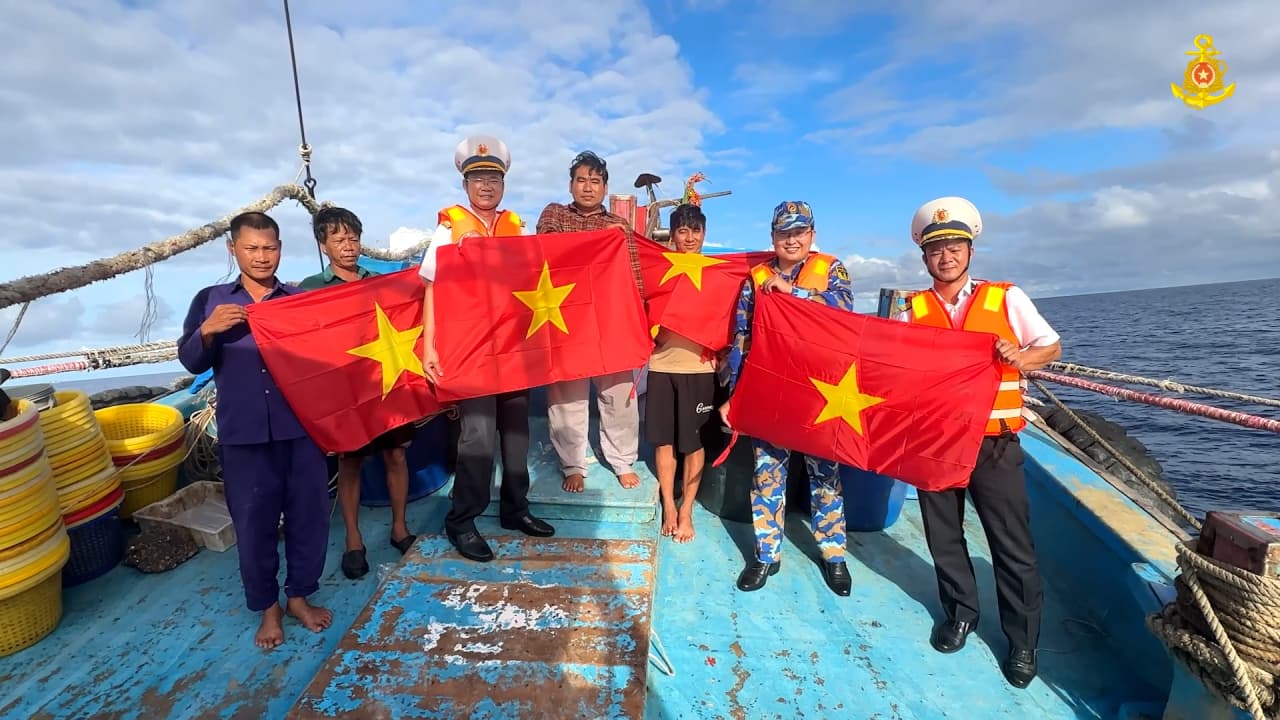 CÙNG NGƯ DÂN VƯƠN KHƠI ĐÚNG PHÁP LUẬT