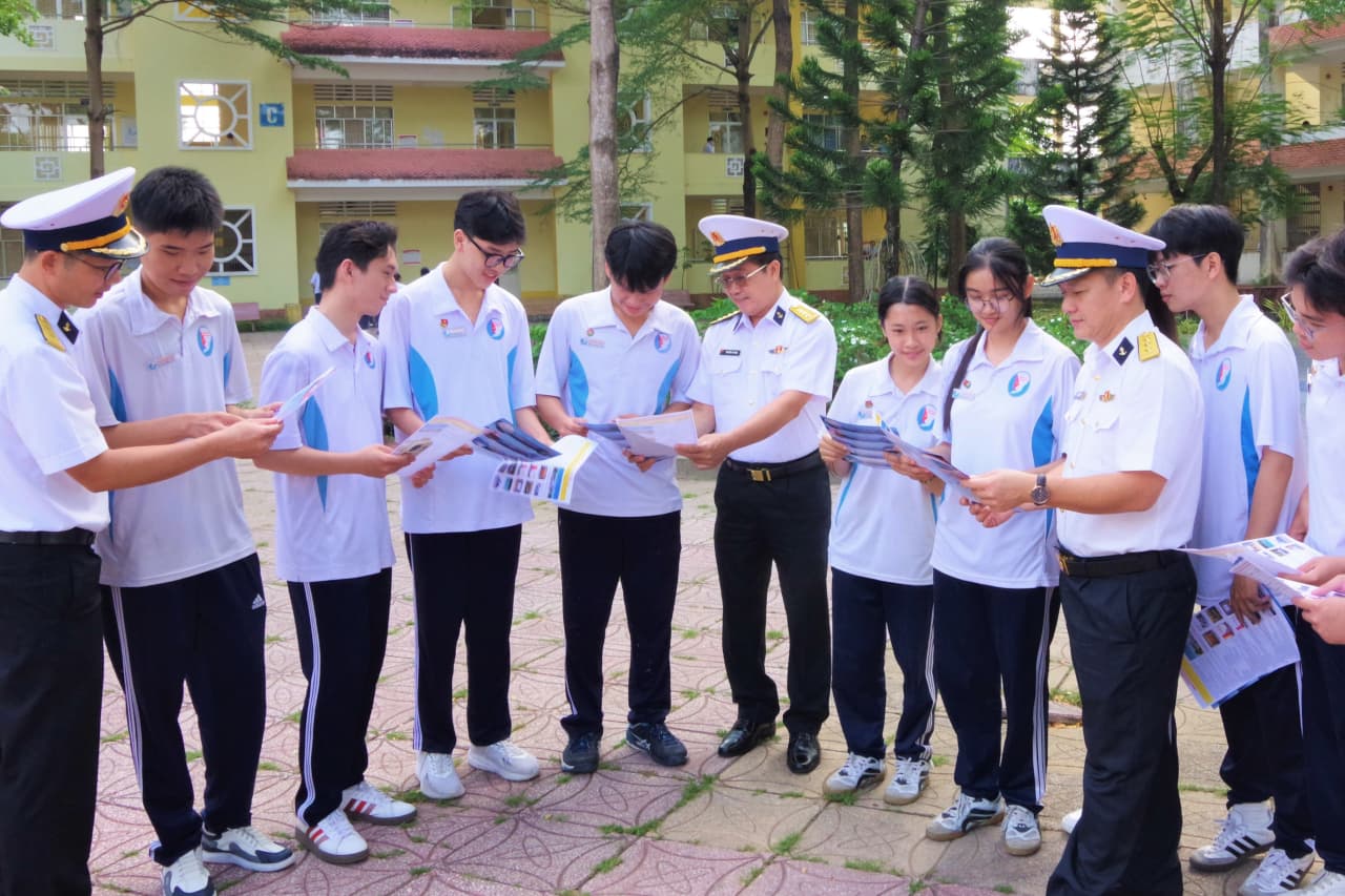 Học viện Hải quân đẩy mạnh tư vấn tuyển sinh quân sự
