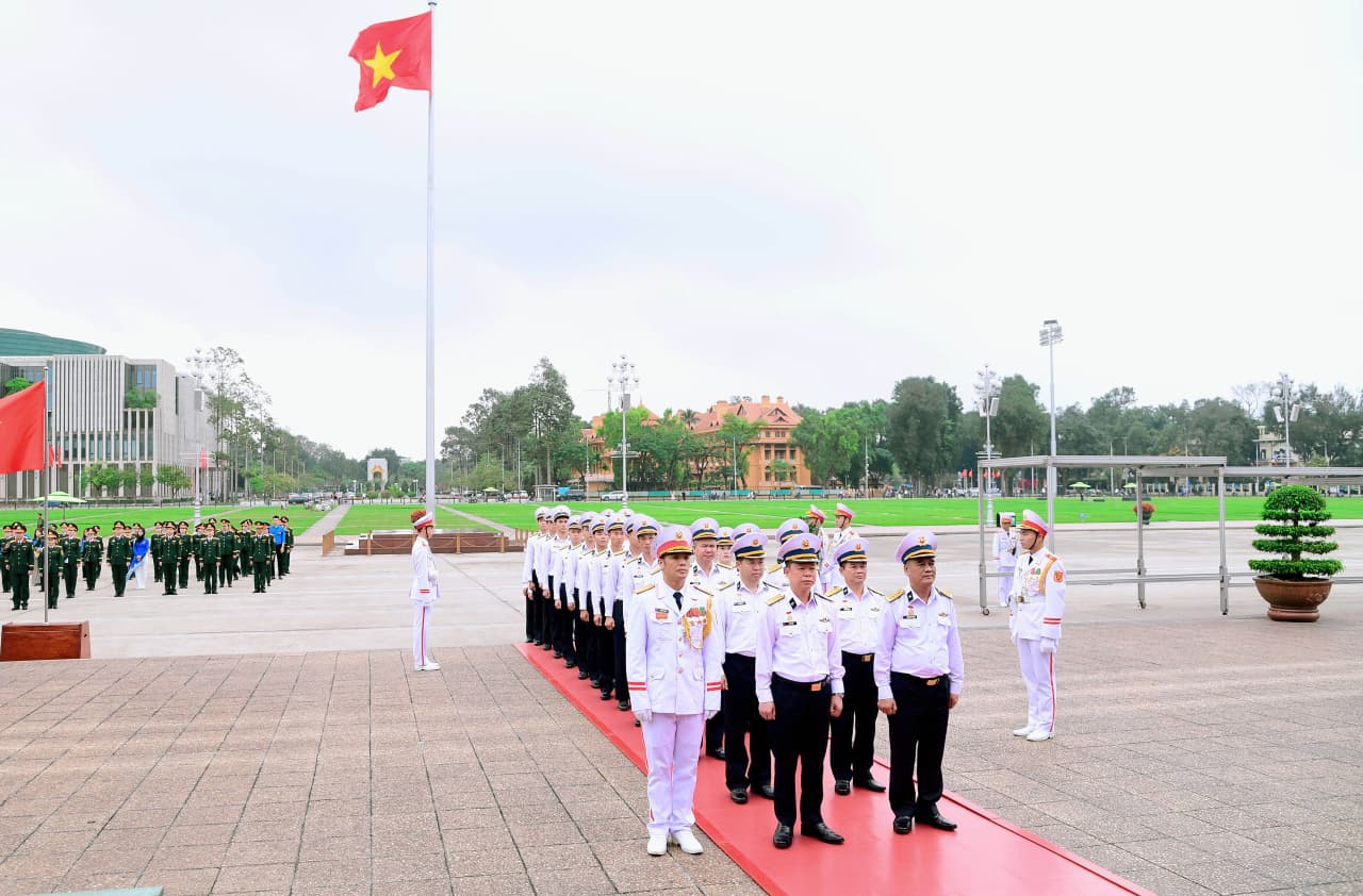 Đoàn công tác Bộ Tư lệnh Vùng 1 vào Lăng viếng Chủ tịch Hồ Chí Minh